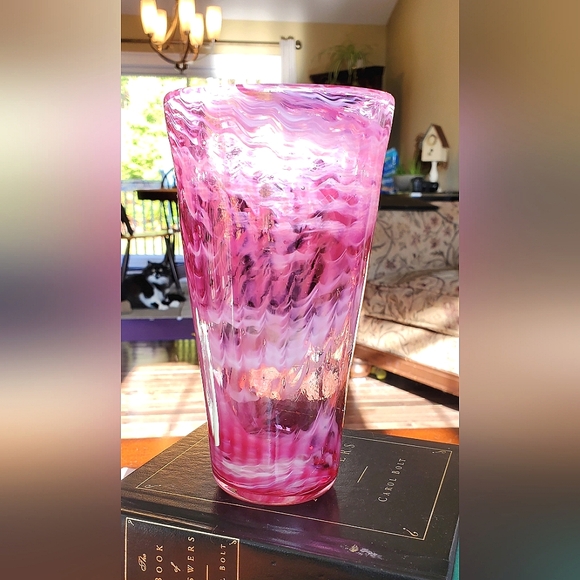 Handblown Pink and White Wavy/Swirl Art Glass Vase Signed - Picture 4 of 16
